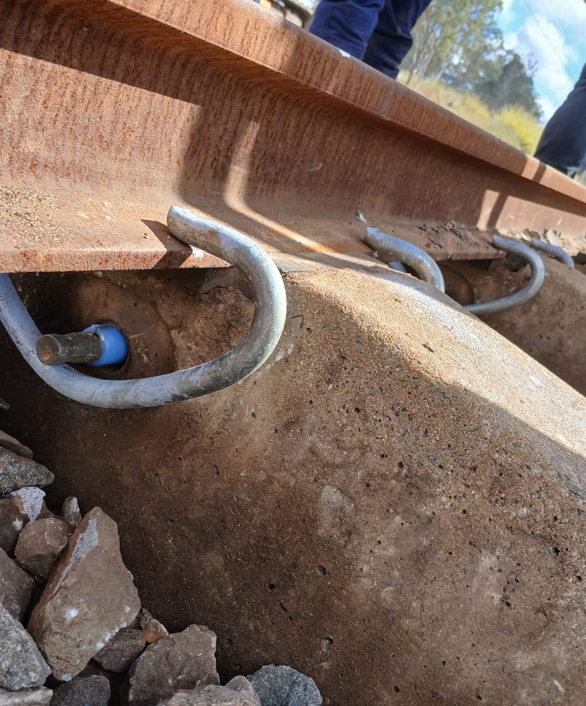Concrete railway sleeper with resilient rail fastening system