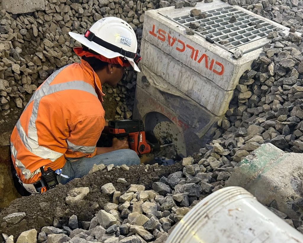 rail-drainage-worker-installation