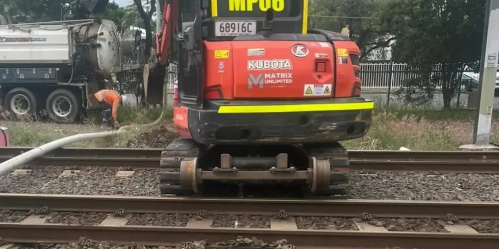 Excavator with experienced operator providing wet hire services for rail and civil infrastructure construction projects across Australia